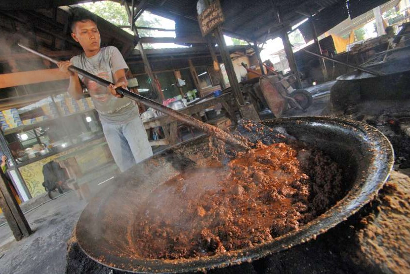(Ilustrasi). Asal usul makanan rendang. Proses memasak daging rendang. Foto: Antara