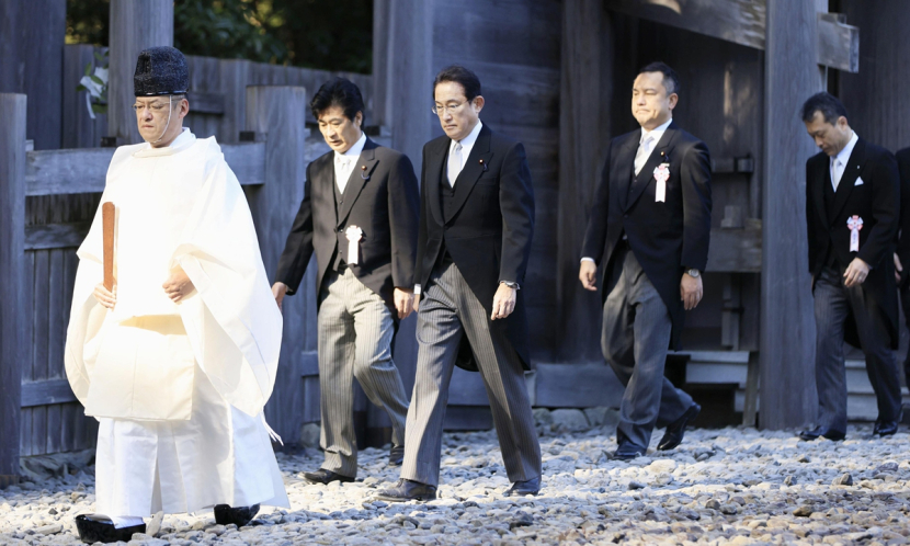 Perdana Menteri Jepang Fumio Kishida (tengah) mengunjungi kuil Ise Jingu di Ise, Prefektur Mie Jepang pada 4 Januari 2022. Foto: VCG