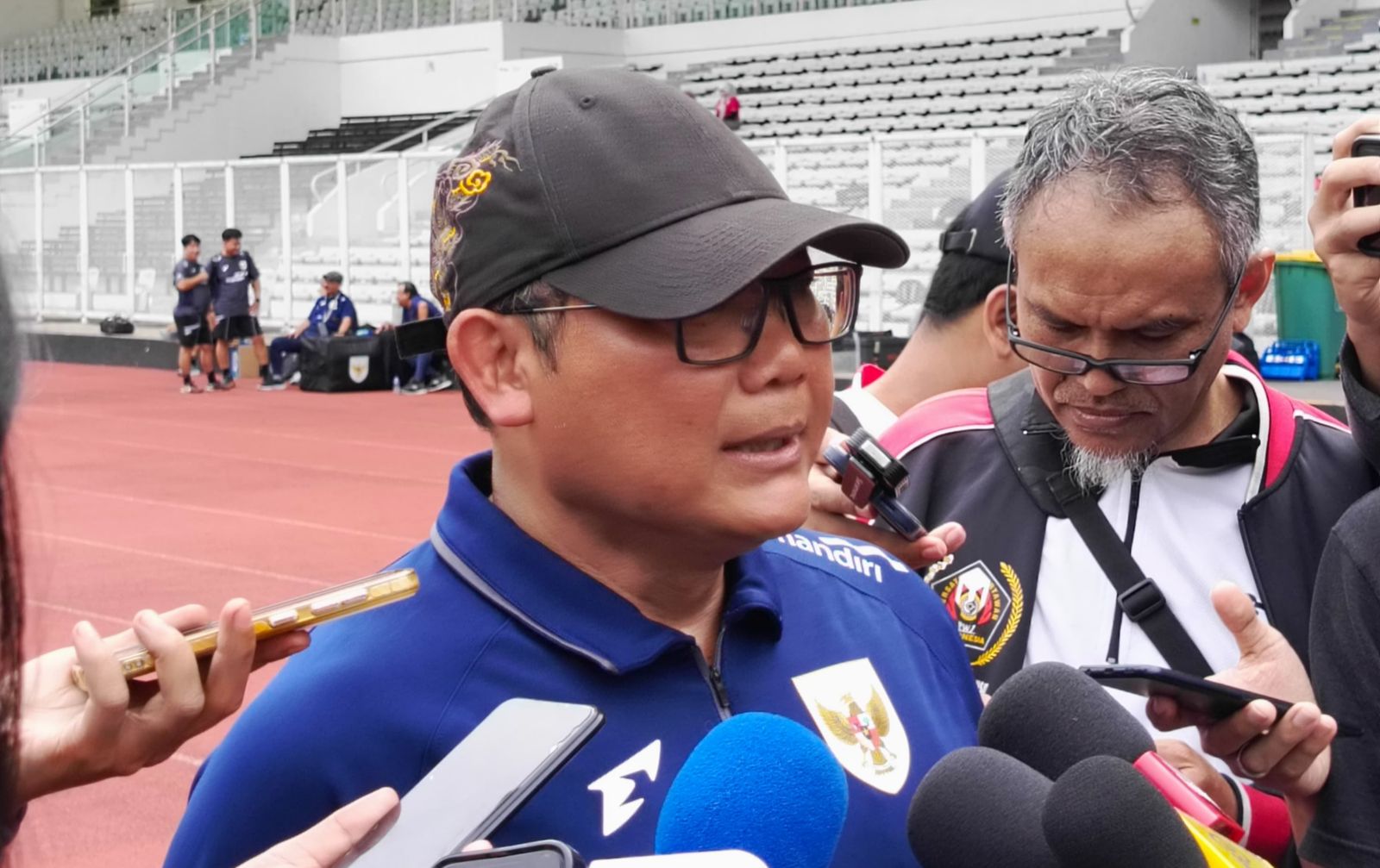 Ketua BTN sekaligus Anggota Exco PSSI, Sumardji, saat menghadiri latihan Timnas U-22 Indonesia di Stadion Madya, Jakarta, pada 26 November 2025. (Uut Kaharudin/Skor.id)