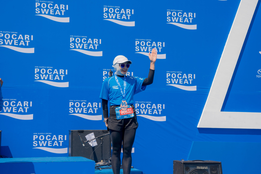 Lia Lisnawati meraih juara ketiga untuk kategori marathon di debut perdananya di Pocari Sweat Run 2023 di Bandung, Jawa Barat, Ahad (30/7/2023). Foto: Asics