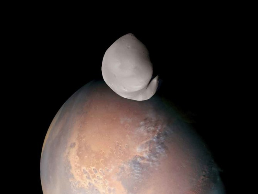 Una sonda de los Emiratos Árabes Unidos envía fotos en primer plano de la luna marciana