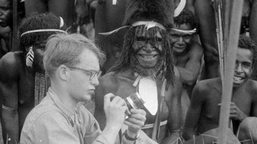 Michael Clark Rockefeller kala bersama pribumi Papua.