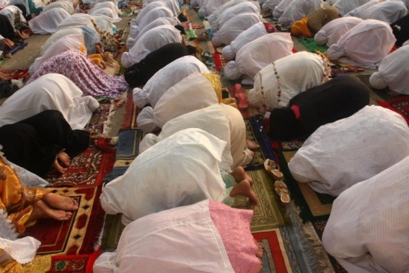 Ilustrasi jamaah shalat wanita. Sholat Dzuhur Dilakukan 4 Rakaat, Ini Niat dan Cara Melaksanakannya. Foto: EPA/Ben Hajan