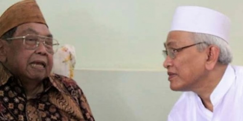 Gus Dur dan Gus Mus. Saat di Mesir, Gus Dur pernah iseng mengerjai Kiai Syukri Zarkasyi dengan menyuguhkan kopi yang gelasnya dilap mengunakan celana dalam. Foto: IST.