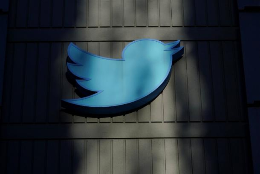 Sebuah tanda di kantor pusat Twitter di San Francisco, Jumat, 18 November 2022. Pengguna Twitter Arab Saudi Bayar Lebih Mahal untuk Centang Biru. Foto: AP Photo/Jeff Chiu