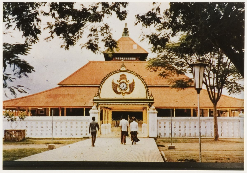 Masjid Gede Kauman Yogyakarta. Lihat pengaruh pilar gaya Ottoman bercampur dengan arsitektur Jawa berupa joglo.