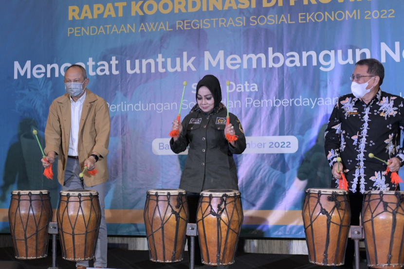 Sekda Jabar Setiawan Wangsaatmaja dan Kepala BPS Provinsi Jawa Barat, Marsudijono, meresmikan dimulainya Regsosek di Jabar