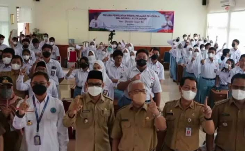 Wakil Wali Kota Depok, Imam Budi Hartono didampingi Kepsek SMAN 1 Kota Depok  memberi semangat ke para siswa untuk berprestasi.