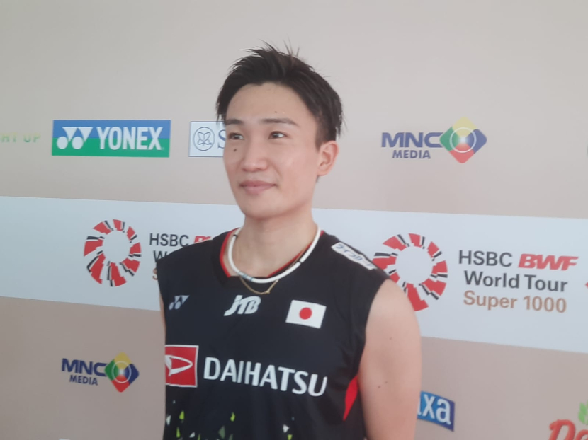 Pemain tunggal putra Jepang, Kento Momota kalah dalam hasil babak pertama Indonesia Open 2023. Momota membahas isu pensiunnya hingga bakal kangen main di Istora Senayan.