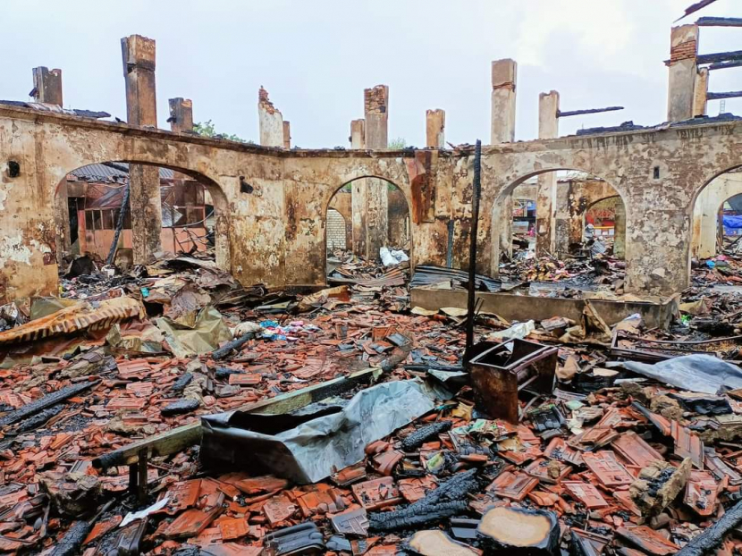 Pasar Pahing Sidayu Gresik mengalami kebakaran pada Ahad (30/1). (Foto: M. Faiz)