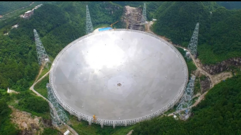 Teleskop radio Spherical Aperture Spherical (FAST) setinggi lima ratus meter di Provinsi Guizhou, Tiongkok barat daya. Gambar: NAO/FAST