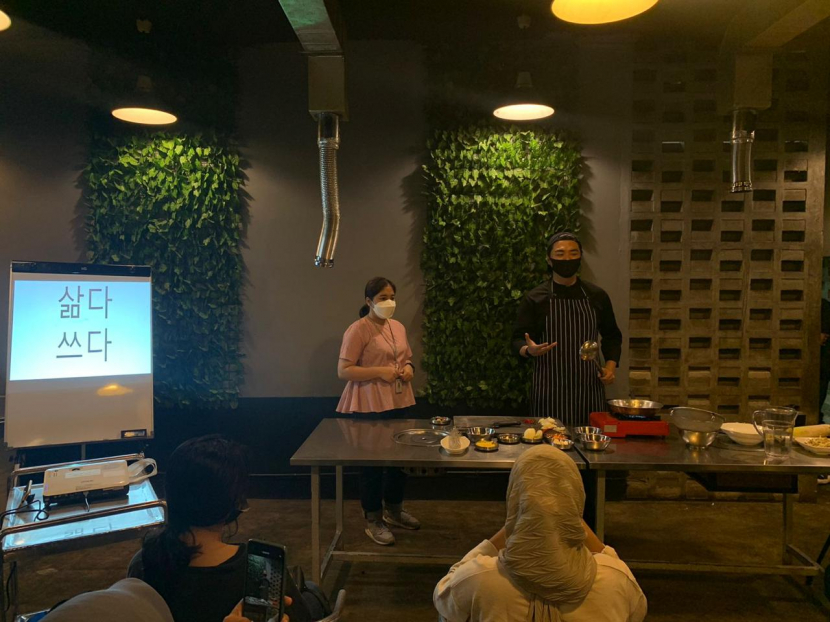 Chef Park menjelaskan bahan-bahan japchae dan bibimbap. Dok: ferginadira