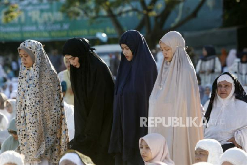 Sholat berjamaah. Umat Islam dianjurkan untuk memakai pakaian yang bersih dari najis ketika melaksanakan sholat. Foto: Republika.