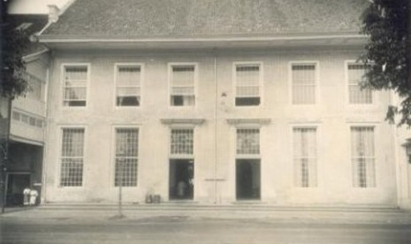 Toko Merah. Gedung ini pernah ditempati NV Jacobson van den Berg, sebuah perusahaan dagang Belanda yang dinasionalisasi Soekarno pada 1957.