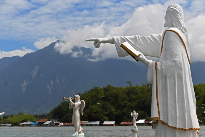 Kondisi patung Yesus di Danau Sentani, Jayapura, Papua. (Antara/Zabur Karuru)