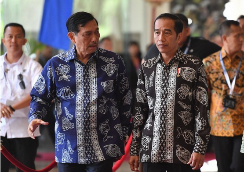 Luhut Binsar Pandjaitan dan Presiden Jokowi. Politikus PDIP Masinton Pasaribu sebut Menteri Koordinator Bidang Maritim dan Investasi (Menko Marves) Luhut Binsar Pandjaitan sebagai Brutus Istana yang bisa menjerumuskan Presiden Jokowi. Foto: Republika.