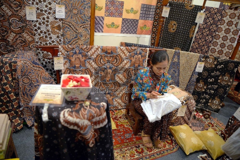  Hari Batik Nasional. Batik tulis dibuat secara manual dan tradisonal, sehingga harganya melambung tinggi. Foto: Republika.