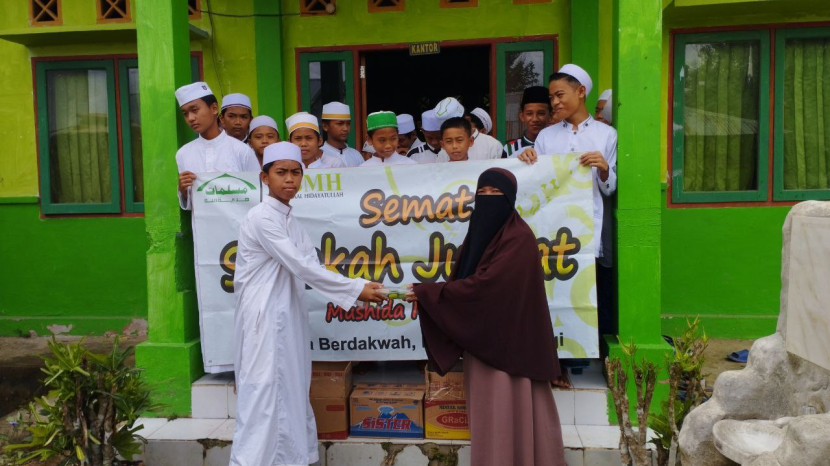 Laznas BMH Perwakilan Kalimantan Utara (Kaltara) bersama Muslimat Hidayatullah (Mushida) Malinau menyalurkan program Sedekah Jumat (SEMA) kepada para santri di Malinau, Jumat (28/10/2022). (Foto: Dok BMH)