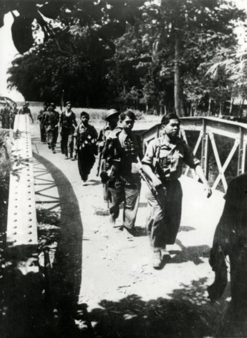 Gerilyawan TNI melintasi sebuah jembatan di Yogyakarta pada 7 juni 1949.