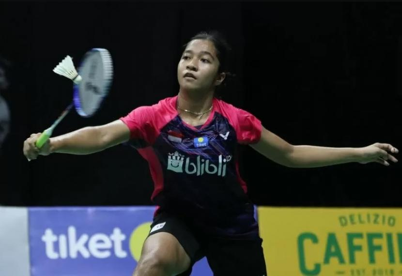 Tiga wakil Indonesia lolos ke babak semifinal Kejuaraan Dunia Junior 2022. Salah satunya pemain tunggal putri Ester Nurumi Tri Wardoyo.