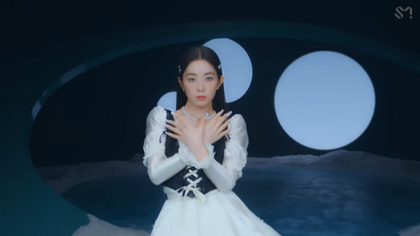 Salah satu penampilan Red Velvet dalam video musik barunya yang berjudul 
