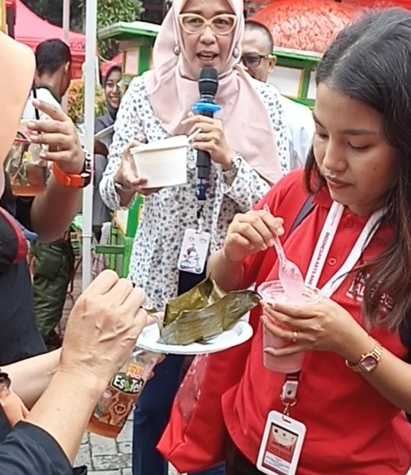 Korda Kul-In Depok Ngariung Tuti Purwanti mendampingi pengunjung bazar dan memperkenalkan kuliner khas Nusantara di event bazar UMKM Kul-In Depok.