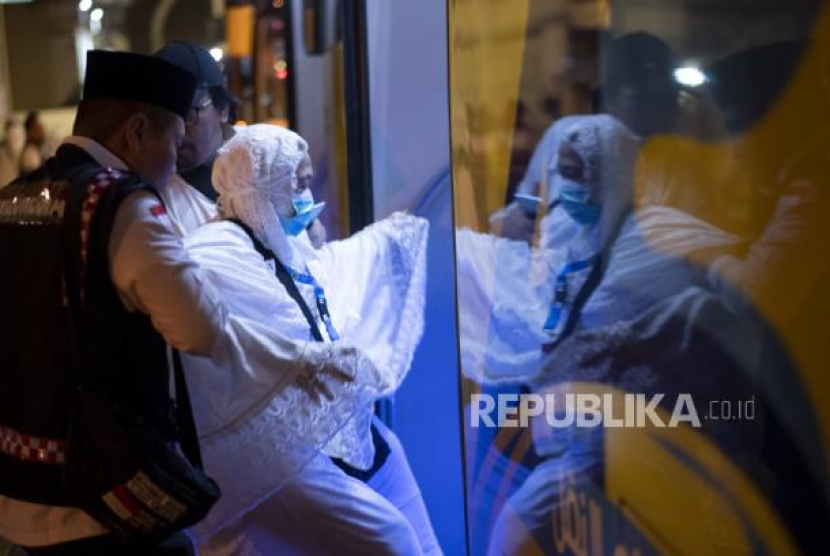 Petugas membantu jamaah menaiki bus Shalawat menuju Masjidil Haram di Syisyah, Makkah, Arab Saudi, Jumat (2/6/2023). Foto: ANTARA FOTO/Wahyu Putro A