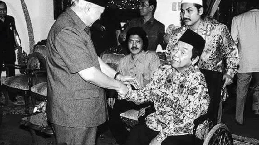 Presiden ke-2 RI, Soeharto bertemu Gus Dur dan Cak Nun. Foto: Cak Nun