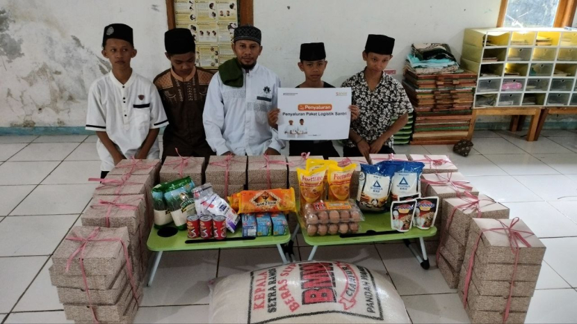 Laznas BMH menyalurkan bantuan logistik kepada para santri TPQ Al-Bunayya Jalan Manunggal RT 06/RW05 Tegal Waru, Kecamatan Ciampea, Kabupaten Bogor, Jumat (21/10/2022). (Foto: Dok BMH)