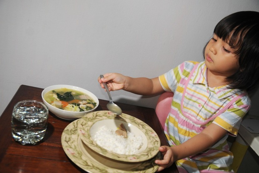 Anak sedang makan. Ada cara jitu agar anak yang susah makan menjadi doyan makan. Foto: Dok Republika.