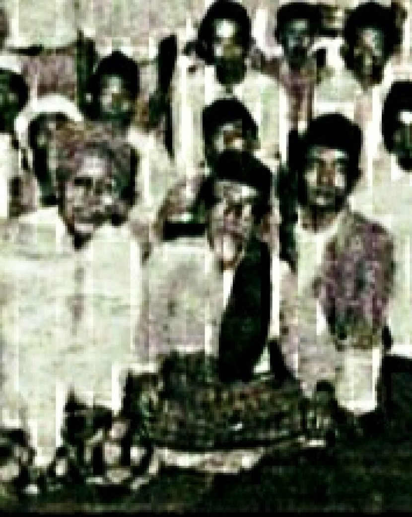 Foto ulama se-Jakarta kumpul di mesjid Matraman 1952 membahas bangkitnya komunis setelah Madiun. Baris depan ki-ka Guru Mansur Jembatan Lima, H. Agus Salim, Ustadz Ali Alhamidi Matraman 