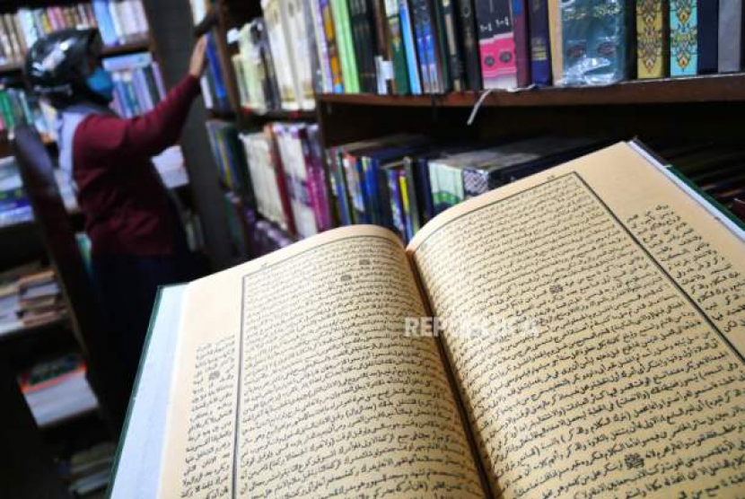 Pembeli memilih kitab di Toko Kitab dan Al Qur'an Kauman Putra, Yogyakarta, Rabu (20/10). (Wihdan Hidayat/Republika) 