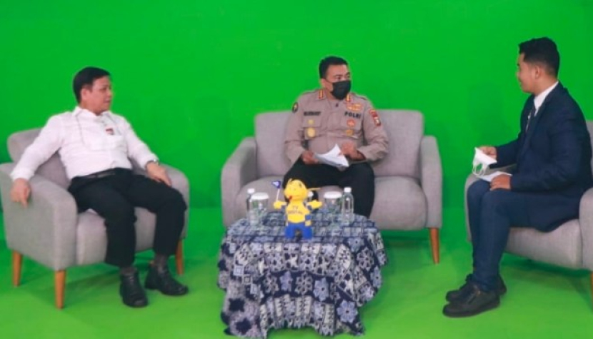 Kabid Humas Polda Kepri Kombes Pol Harry Goldenhardt (tengah) berdialog Mewujudkan Polda Kepri Yang Presisi Tanjung Pinang, Kepri, Selasa (30/08/2022).