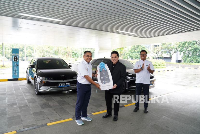 The Minister of BUMN Erick Thohir gave an example of electric vehicle to the official of BUMN ministry.