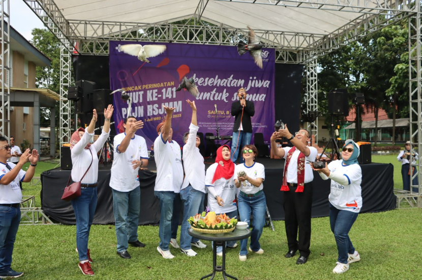 Dewan Pengawas dan Direksi Pusat Kesehatan Jiwa Nasional RSJ dr. H. Marzoeki Mahdi (PKJN RSJMM) Bogor melakukan prosesi pelepasan burung dalam acara peringatan HUT ke-141 PKJN RSJMM Bogor, Sabtu (8/7/2023). 
