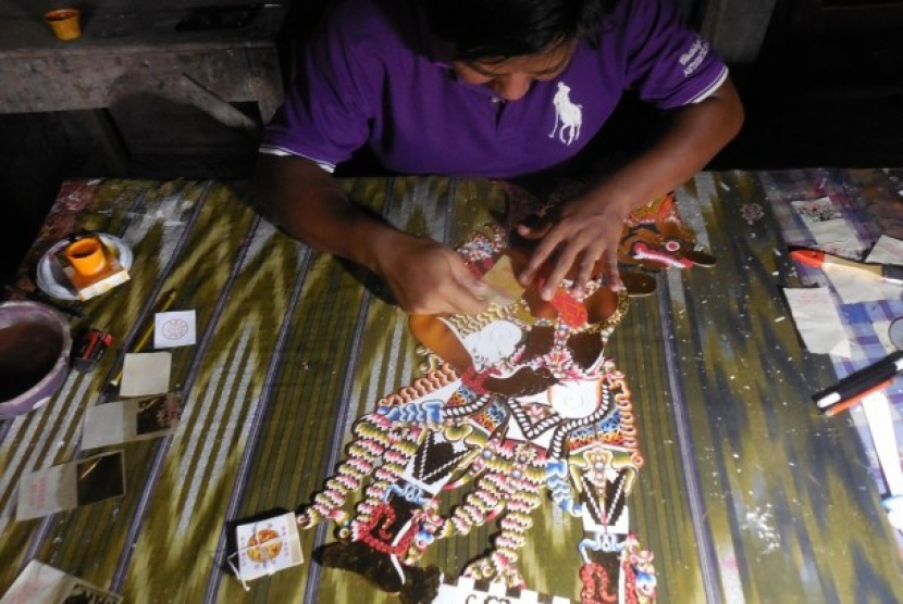 Pembuatan wayang kulit di Dukuh Butuh, Klaten, Jawa Tengah