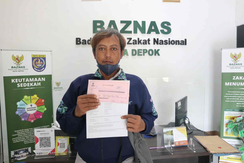 Baznas Depok membantu Purnomo, warga Kampung Bojong Baktijaya,  Depok, untuk melunasi tunggakan BPJS-nya, sehingga ia bisa menjalani perawatan berkala di RS. (Foto: Dok Baznas)
