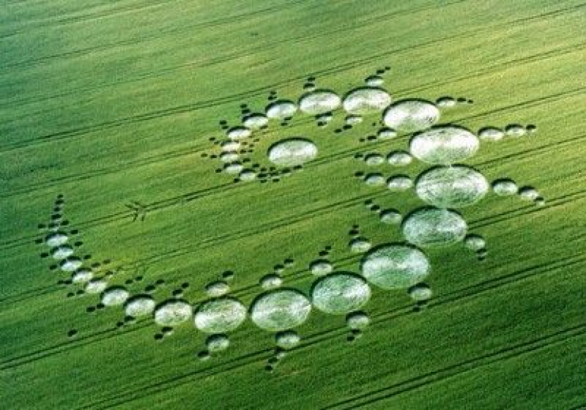 Crop circle yang disebut Julia Set di seberang jalan raya dari monumen Stonehenge di pedesaan Wiltshire, Inggris. Julia Set muncul pada 1996. Sumber: Pinterest