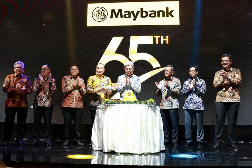 Presiden & Group CEO Maybank dan Presiden Komisaris Maybank Indonesia Dato’ Khairussaleh Ramli dan Pjs Presiden Direktur Maybank Indonesia Steffano Ridwan berfoto bersama jajaran Direksi Maybank Indonesia seusai pemotongan tumpeng dalam rangka memperingati hari ulang tahun Maybank Indonesia ke-65.