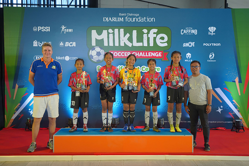SDN 154 Citepus Bandung berhasil menjadi juara Skill Challenge di nomor shoot on target KU 12 setelah mengalahkan SDN 004 Cisaranten Kulon pada partai puncak MilkLife Soccer Challenge - Bandung Series 1 2024 di Progresif Sport Centre, Sabtu (22/6).