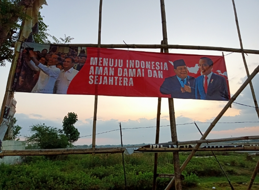 Spanduk Prabowo-Jokowi menggunakan warna merah dipasang di banyak tempat di wilayah kandang banteng Jawa Tengah.