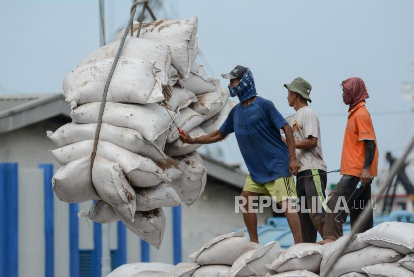 Buruh panggul bekerja di salah satu kapal di kawasan Pelabuhan Sunda Kelapa, Jakarta Utara, Senin (16/12). (FOTO : Thoudy Badai_Republika)