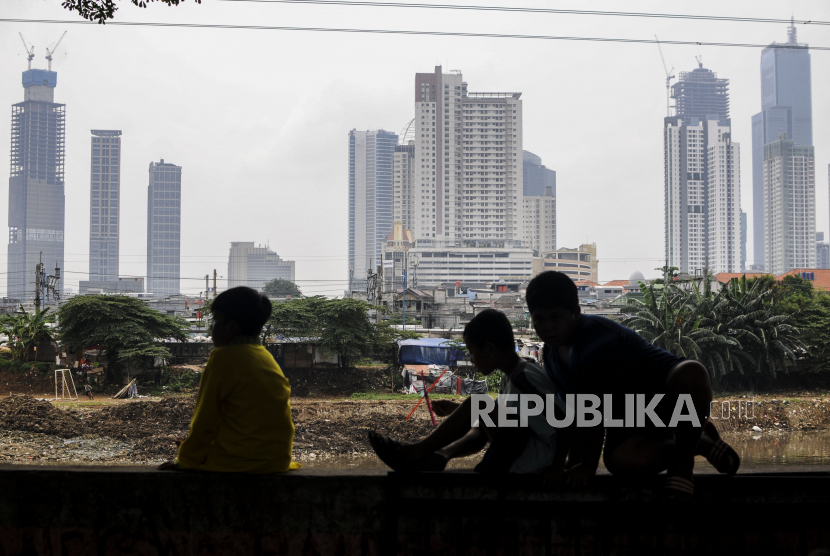 Anak-anak bermain dengan latar belakang gedung bertingkat di Jakarta, Jumat (1/4/2022). Prakiraan cuaca Rabu 10 Agustus 2022 untuk wilayah Jakarta, sudah dirilis oleh BMKG. Foto: Republika/Putra M. Akbar 