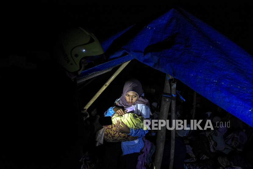 Warga yang mengungsi akibat gempa bumi yang melanda Cianjur, Jawa Barat, Senin (21/11/22) sekitar pukul 13.21 WIB. Foto : republika