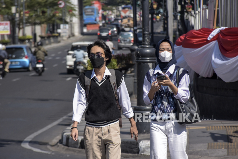 Penggunaan masker merupakan upaya yang dapat dilakukan dalam mencegah dan mengendalikan Infeksi Saluran Pernapasan Akut (ISPA). Foto: ABDAN SYAKURA/REPUBLIKA