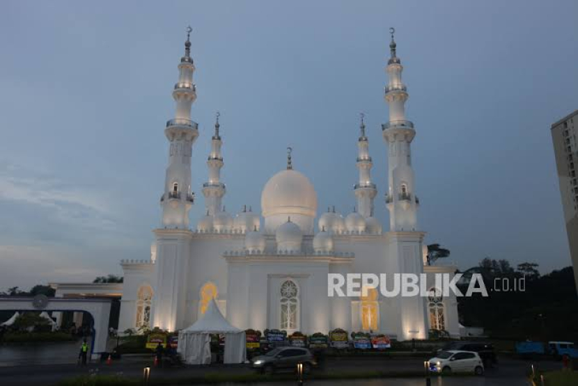 Masjid At-Thohir di Tapos Kota Depok.