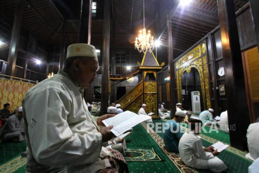 Umat Islam membaca surah Yasin pada malam Nisfu Syaban 15 Syaban. (Foto: Antara)