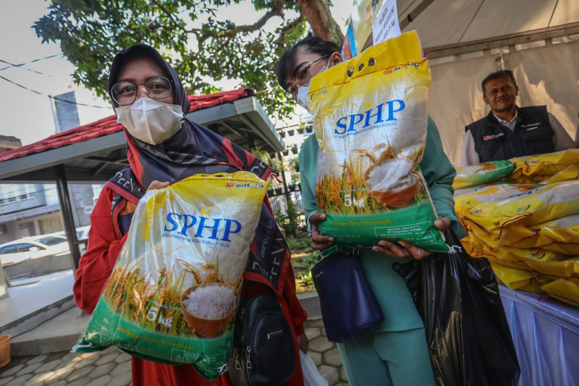 Warga Bandung menyerbu pasar murah yang menjual beras
