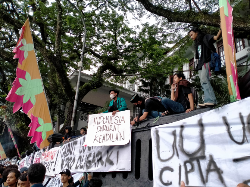 Mahasiswa menduduki area Gedung DPRD Kota Malang saat melakukan aksi demonstrasi, Senin (3/4/2023) sore. Wilda Fizriyani 