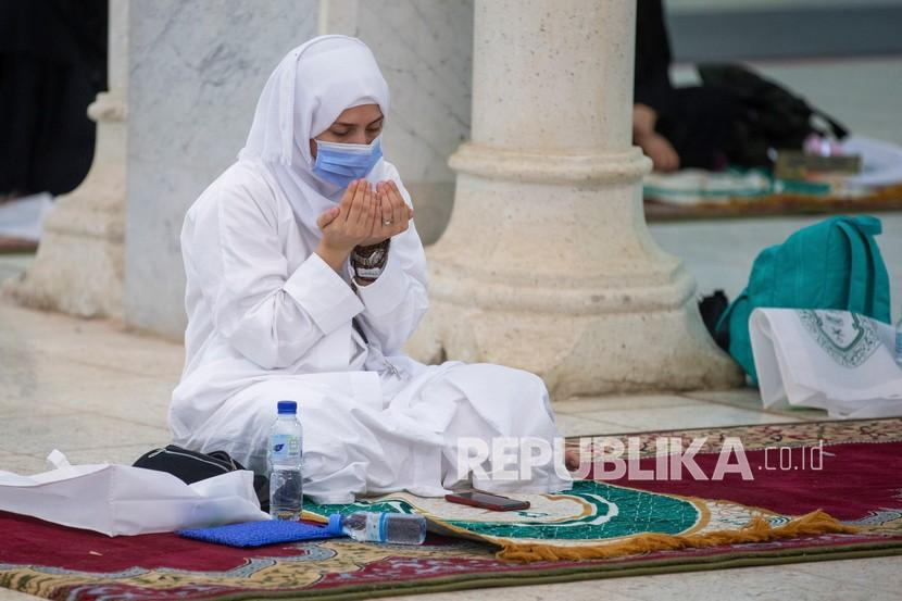 Jamaah haji sedang berdoa. Dalam Alquran diabadikan<a href=